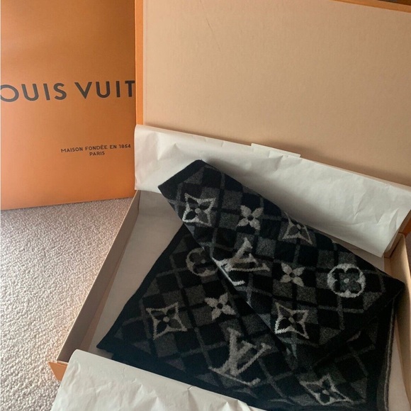 Louis Vuitton Scarf - Picture 2 of 3